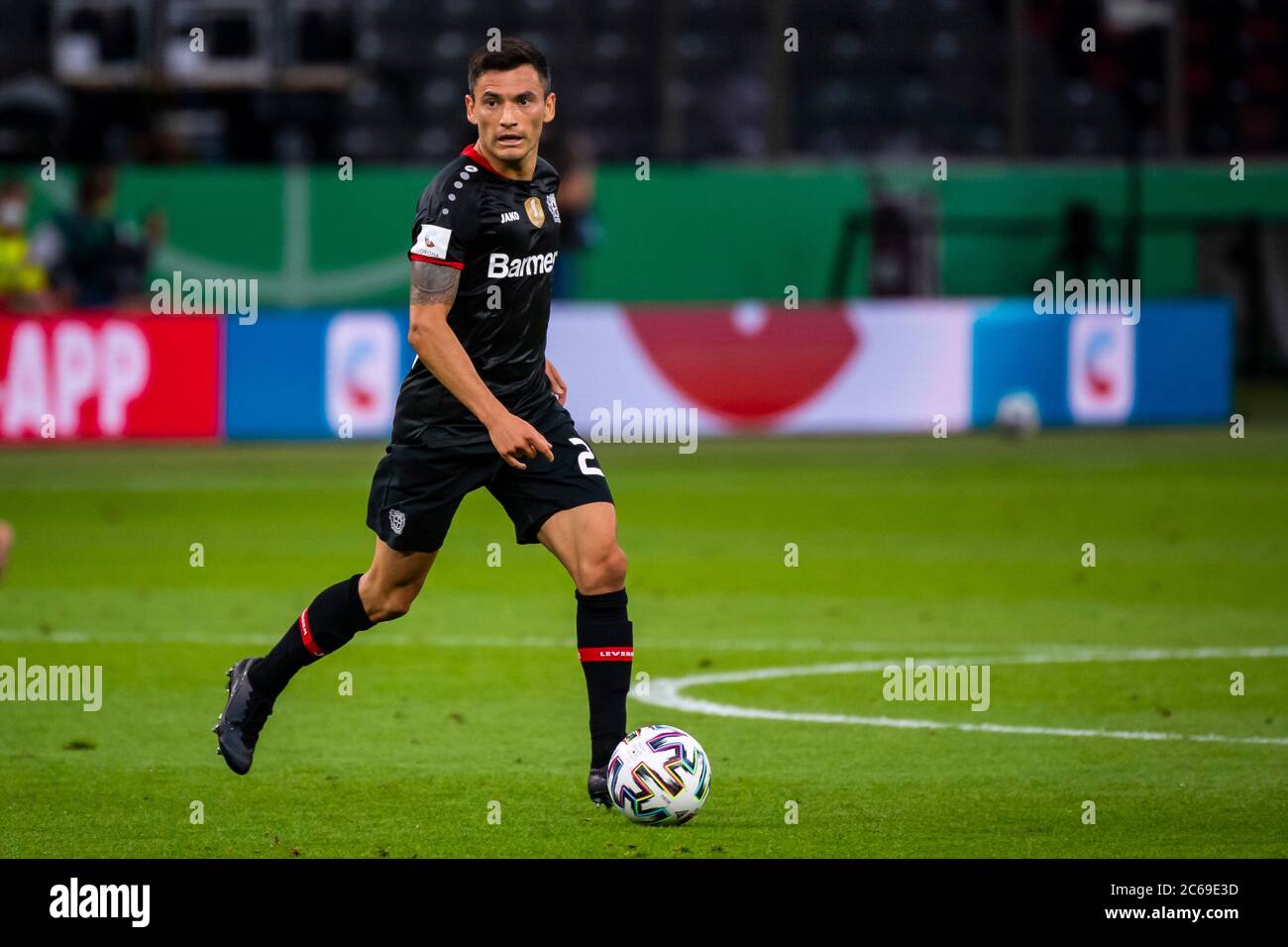 Ville de Berlin, Allemagne. 04e juillet 2020. Firo football, finale de la coupe de football: Saison 2019/2020, 04.07.2020 DFB-Pokal final of men Bayer Leverkusen - FC Bayern Munich, Muenchen Charles Aranguiz (Bayer 04 Leverkusen), action individuelle crédit: Kevin Voigt/Jan Huebner/POOL/via firosportphoto Nur pour des buts journalistiques! Uniquement pour usage éditorial ! | usage dans le monde entier/dpa/Alamy Live News Banque D'Images