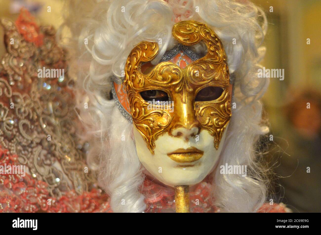 Venise, Italie - 6 mars 2011 : personne masquée non identifiée en costume sur la place Saint-Marc pendant le Carnaval de Venise. Le carnaval de 2011 était le hel Banque D'Images