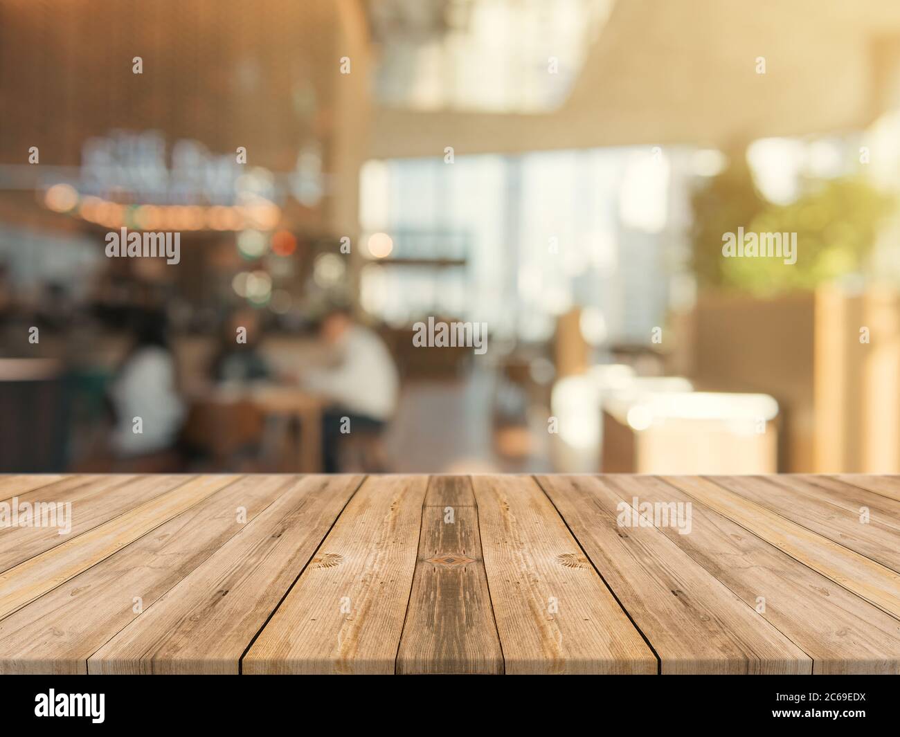 Planche en bois table vide haut sur d'arrière-plan flou. Table en bois brun Perspective Plus de flou en arrière-plan café - peut être utilisé des maquettes pour mont Banque D'Images Planche en bois table vide haut sur d'arrière-plan flou. Table en bois brun Perspective Plus de flou en arrière-plan café - peut être utilisé des maquettes pour mont Banque D'Images