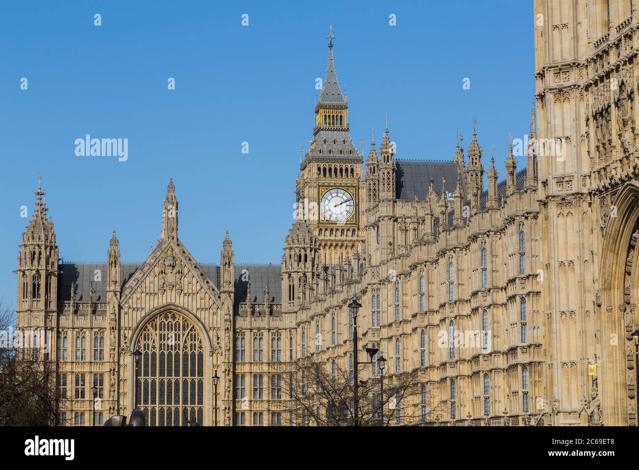 Les chambres du Parlement à Londres pendant la journée. Big Ben est visible. Il y a de l'espace pour le texte Banque D'Images