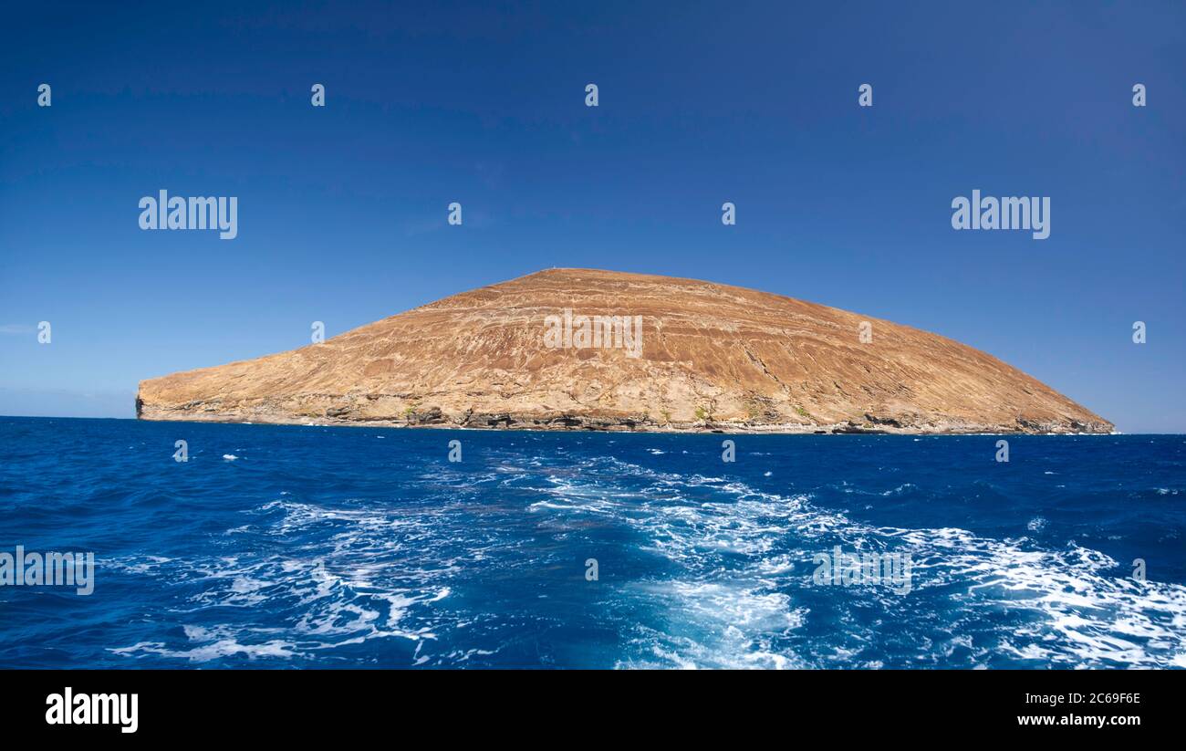 Un regard sur l'arrière incliné de l'île Lehua en forme de croissant, un petit cône de cinder érodant au large de la pointe nord-est de l'île de Nihau, Ka Banque D'Images