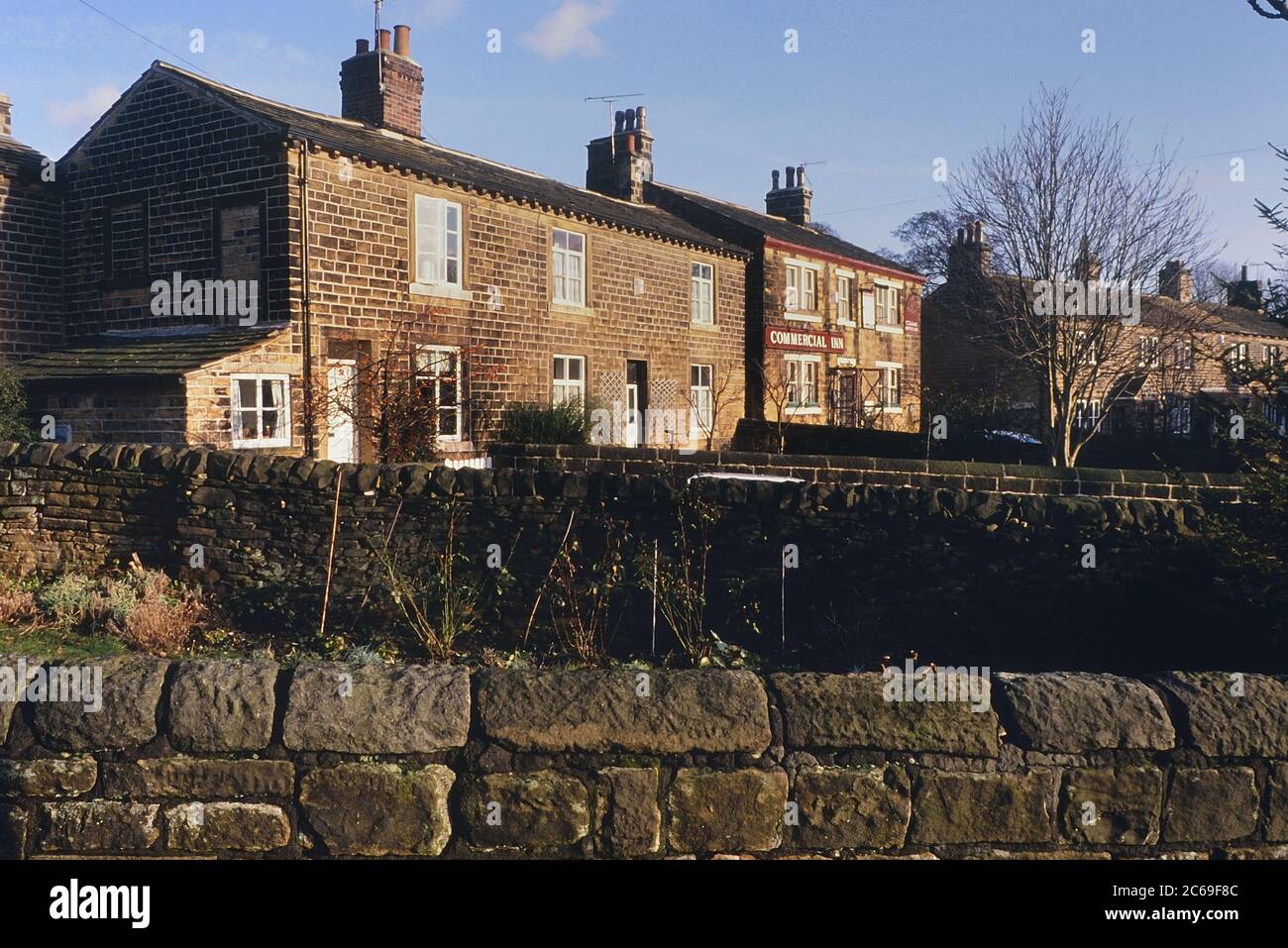 The Commerical Inn - plus tard rebaptisé Woolpack pour le programme de télévision Emmerdale quand il a été filmé dans le village d'Esholt, West Yorkshire, Angleterre, Royaume-Uni. Vers les années 1980 Banque D'Images