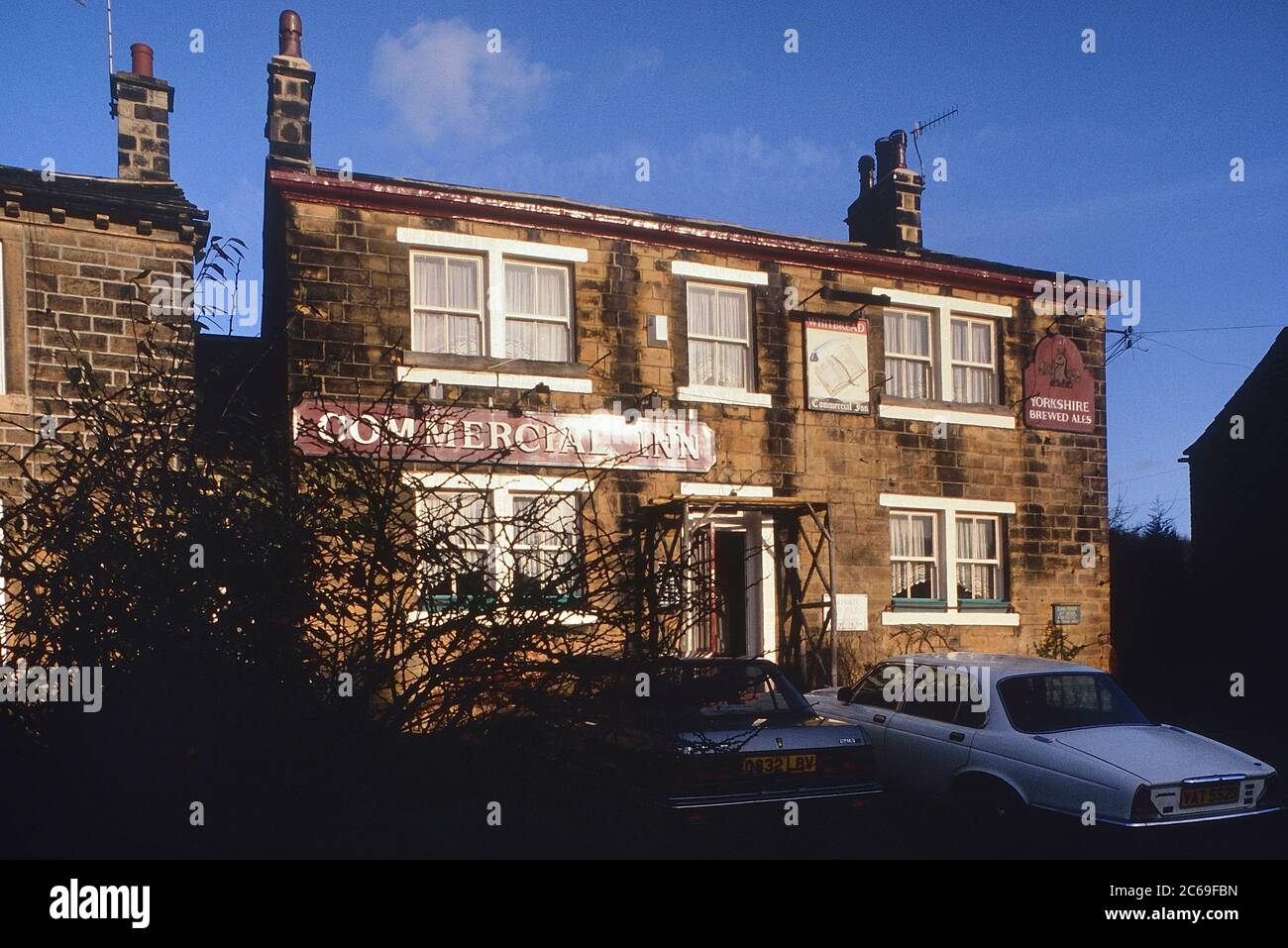 The Commerical Inn - plus tard rebaptisé Woolpack pour le programme de télévision Emmerdale quand il a été filmé dans le village d'Esholt, West Yorkshire, Angleterre, Royaume-Uni. Vers les années 1980 Banque D'Images