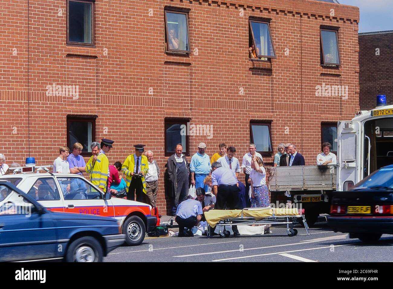 Équipe d'ambulanciers assister à un accident à Leicester. L'Angleterre. UK. Circa 1980 Banque D'Images