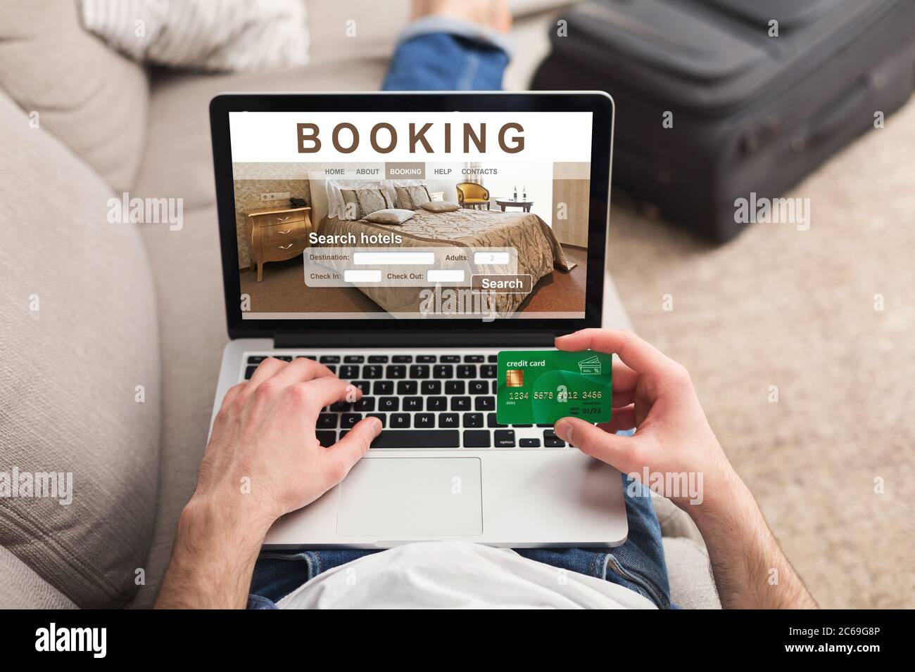 Mains de l'homme voyageur réservant l'hôtel pour les vacances Banque D'Images