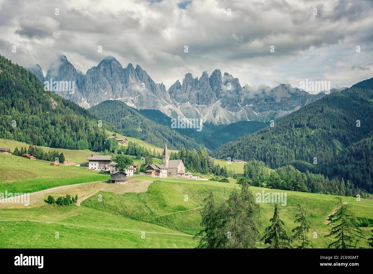 Village de Santa Maddalena avec de belles montagnes des Dolomites en arrière-plan, vallée du Val di Funes, Italie Banque D'Images