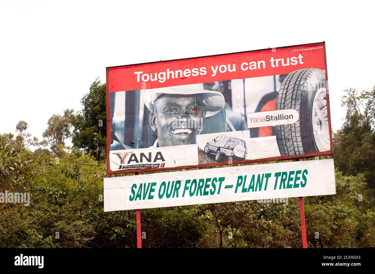 Panneau d'affichage près de la chaussée pour la publicité extérieure avec texte sauver la forêt. Kenya. Afrique. Banque D'Images