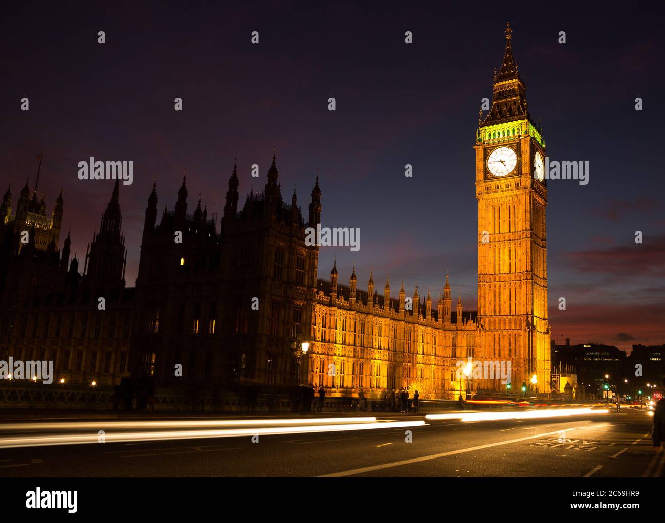 Une vue sur les Maisons du Parlement à Londres au crépuscule. Le flou de la circulation peut être vu en passant devant. Banque D'Images