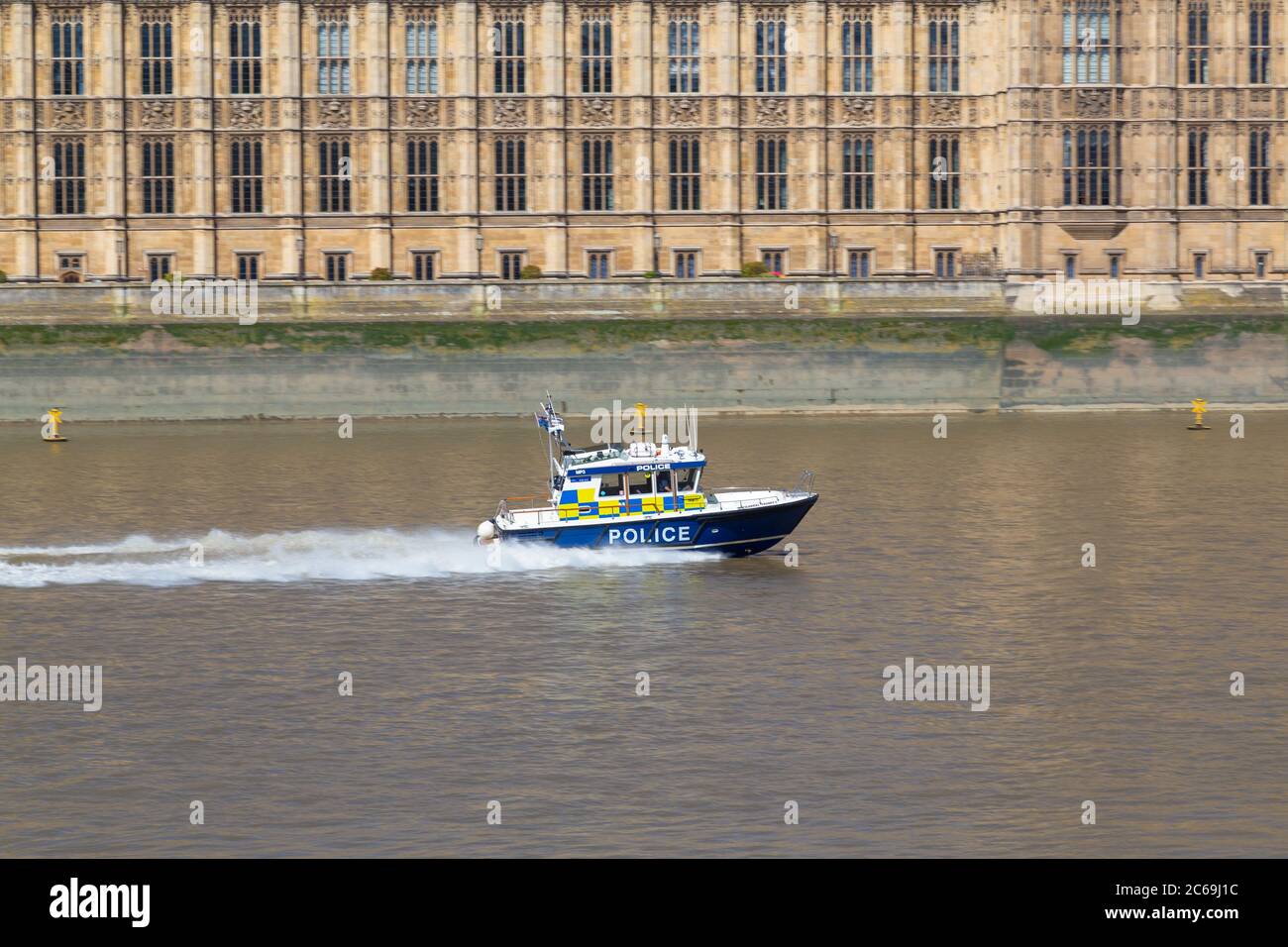 LONDRES, Royaume-Uni - 18 JUILLET 2015 : un bateau de police le long de la Tamise pendant la journée Banque D'Images
