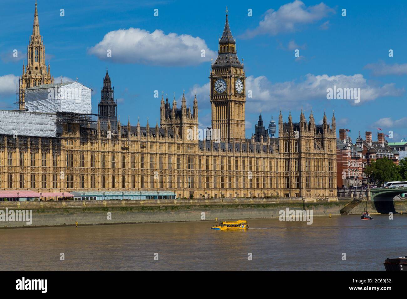 LONDRES, Royaume-Uni - 18 JUILLET 2015 : Tour Elizabeth/Big Ben et une partie du Palais de Westminster pendant l'été. Un bateau Duck Tours peut être vu dans le Tha Banque D'Images