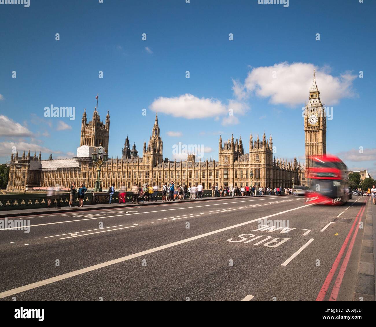 LONDRES, Royaume-Uni - 21 JUILLET 2015 : Big Ben à Westminster avec les bus rouges de Londres. Beaucoup de gens peuvent être vus. Banque D'Images