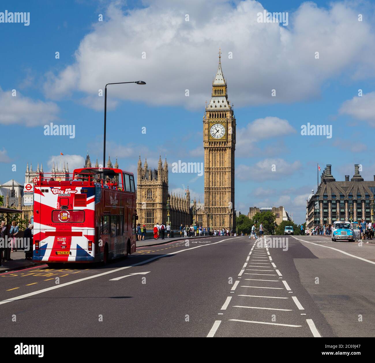 LONDRES, Royaume-Uni - 21 JUILLET 2015 : la Tour Elizabeth et le pont Westminster pendant la journée. Un bus et de grandes quantités de personnes peuvent être vus. Banque D'Images