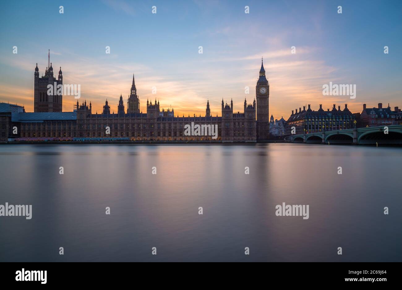 Chambres du Parlement à Londres au coucher du soleil de l'autre côté de la Tamise avec espace de copie Banque D'Images