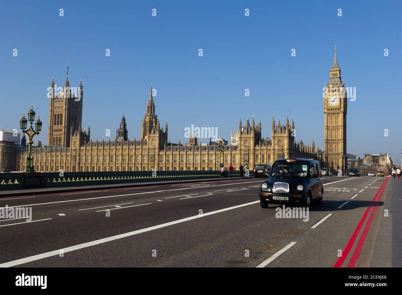 LONDRES, Royaume-Uni - 9 MARS 2014 : l'extérieur de Westminster à Londres depuis le pont de Westminster. Un taxi et des gens peuvent être vus. Banque D'Images
