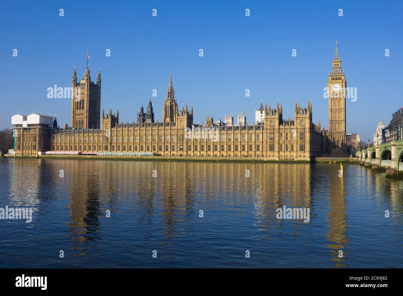 Westminster pendant une journée claire et lumineuse avec des reflets dans l'eau Banque D'Images