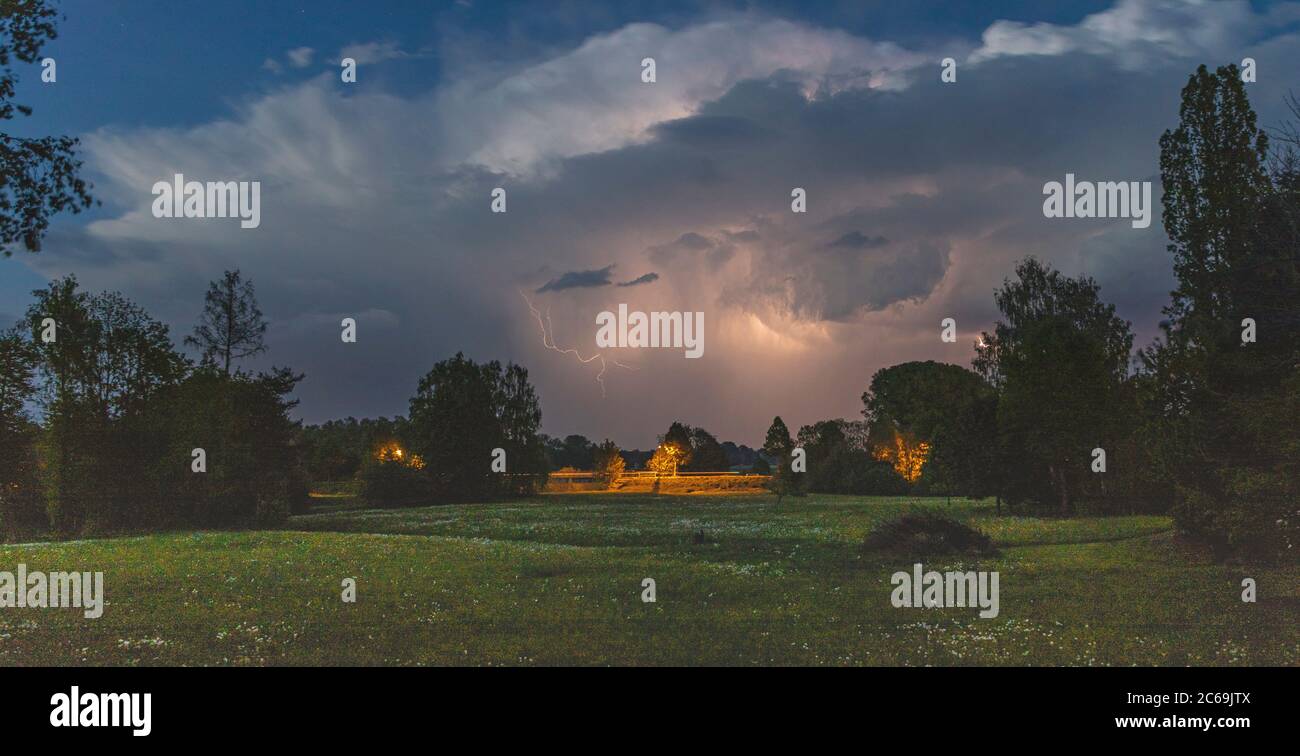 Éclairs dans un orage, Allemagne, Bavière, Isental Banque D'Images