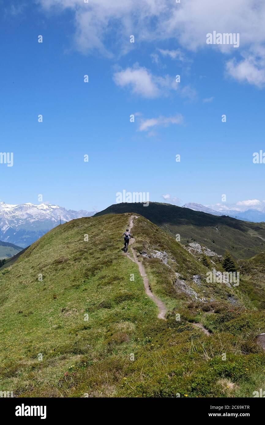 Motard de montagne sur la crête de Glaser ; Glaspass, parc naturel Beverin, canton des Grisons, Suisse. Banque D'Images