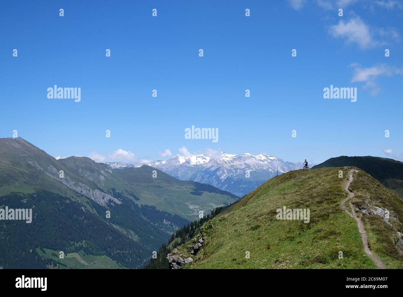 Motard de montagne sur la crête de Glaser ; Glaspass, parc naturel Beverin, canton des Grisons, Suisse. Banque D'Images