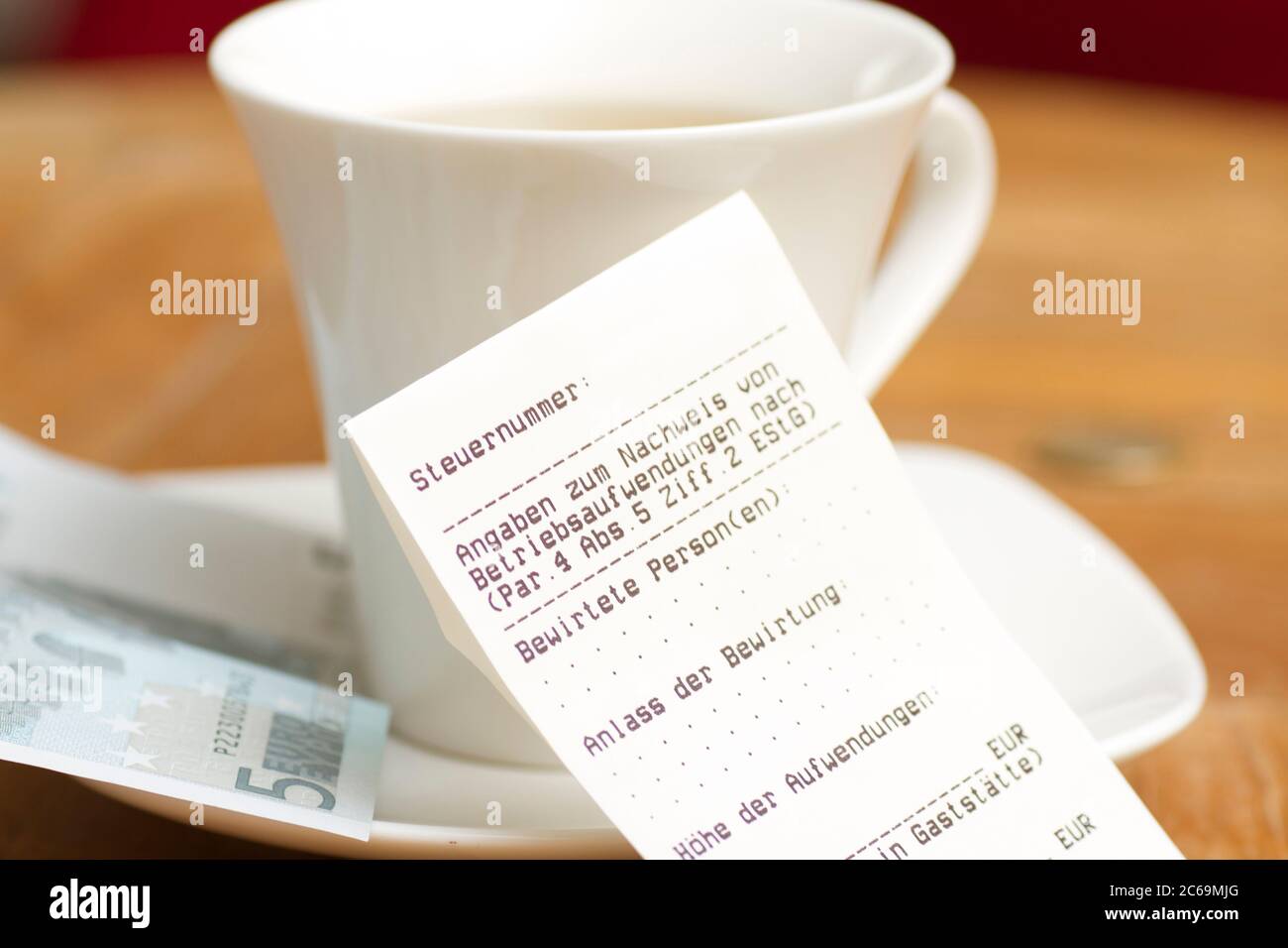 Tasse de café avec reçu pour les frais d'exploitation, Allemagne Banque D'Images