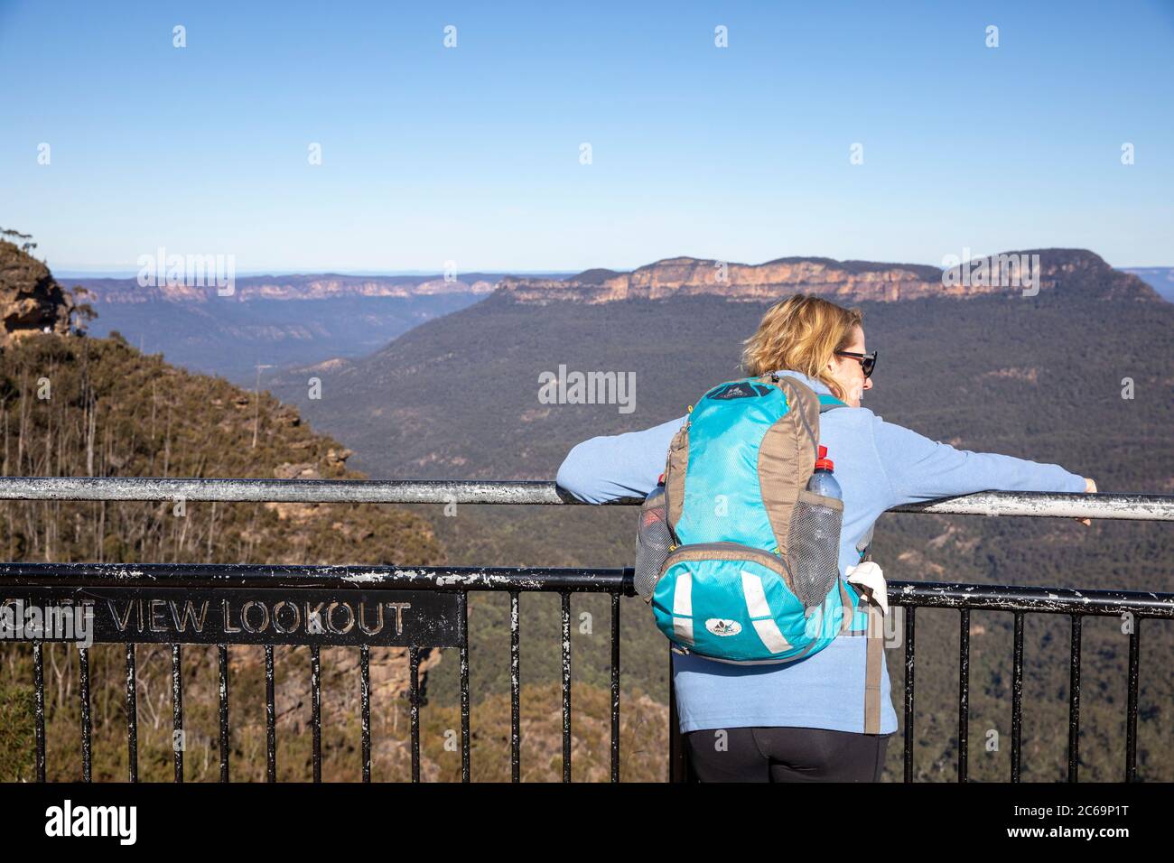 Blue mountains parc national dame femme hiker modèle a libéré vues Jamison Valley et Mt Solitary de la vue sur la falaise belvédère, NSW, Australie hiverne jour Banque D'Images