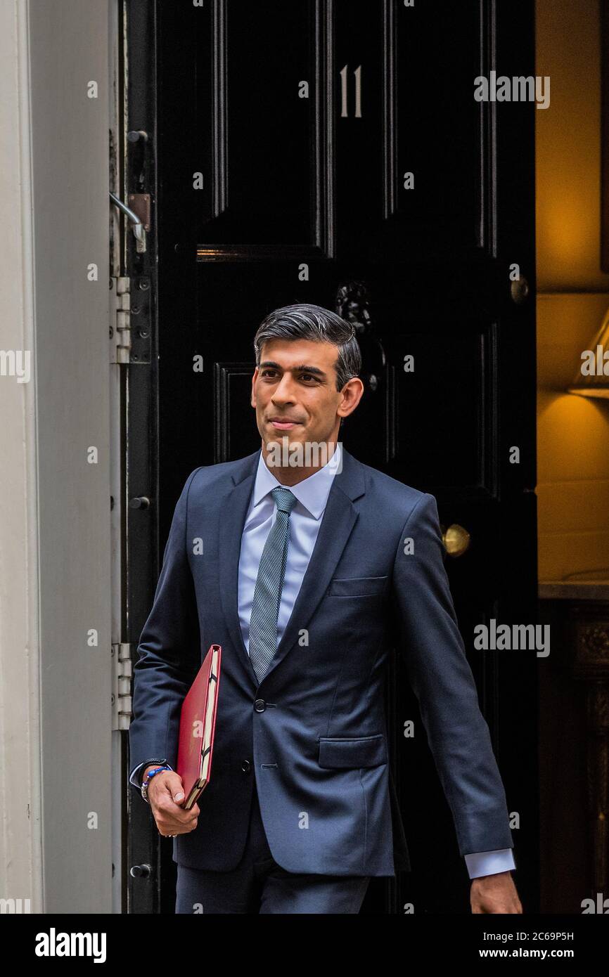 Londres, Royaume-Uni. 08 juillet 2020. Le chancelier, Rishi Sunak, quitte la rue Downing no 11 pour faire une mise à jour économique estivale dans une déclaration au Parlement. Ce ne sera pas un budget, mais plutôt un examen des dépenses. Crédit : Guy Bell/Alay Live News Banque D'Images