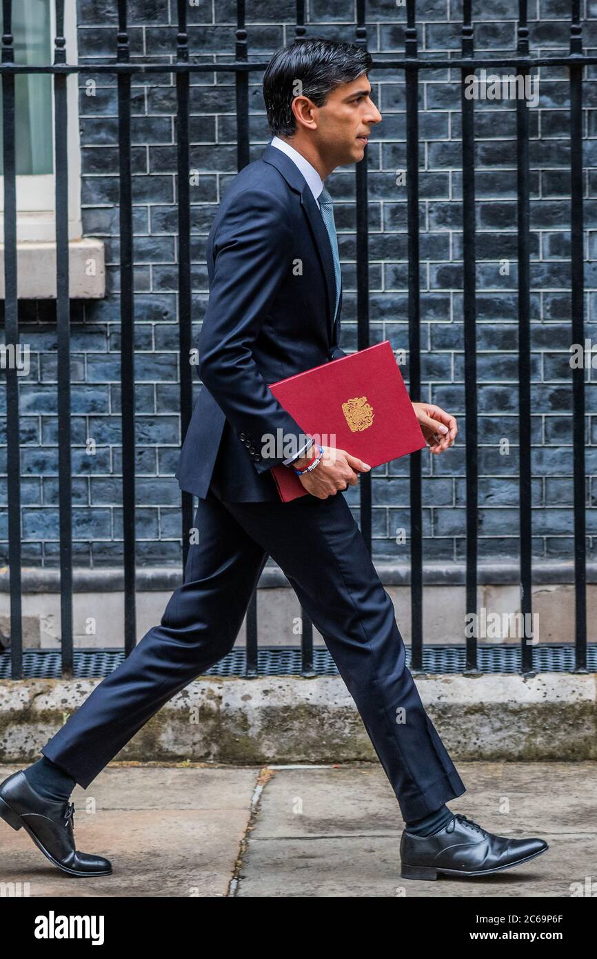 Londres, Royaume-Uni. 08 juillet 2020. Le chancelier, Rishi Sunak, quitte la rue Downing no 11 pour faire une mise à jour économique estivale dans une déclaration au Parlement. Ce ne sera pas un budget, mais plutôt un examen des dépenses. Crédit : Guy Bell/Alay Live News Banque D'Images