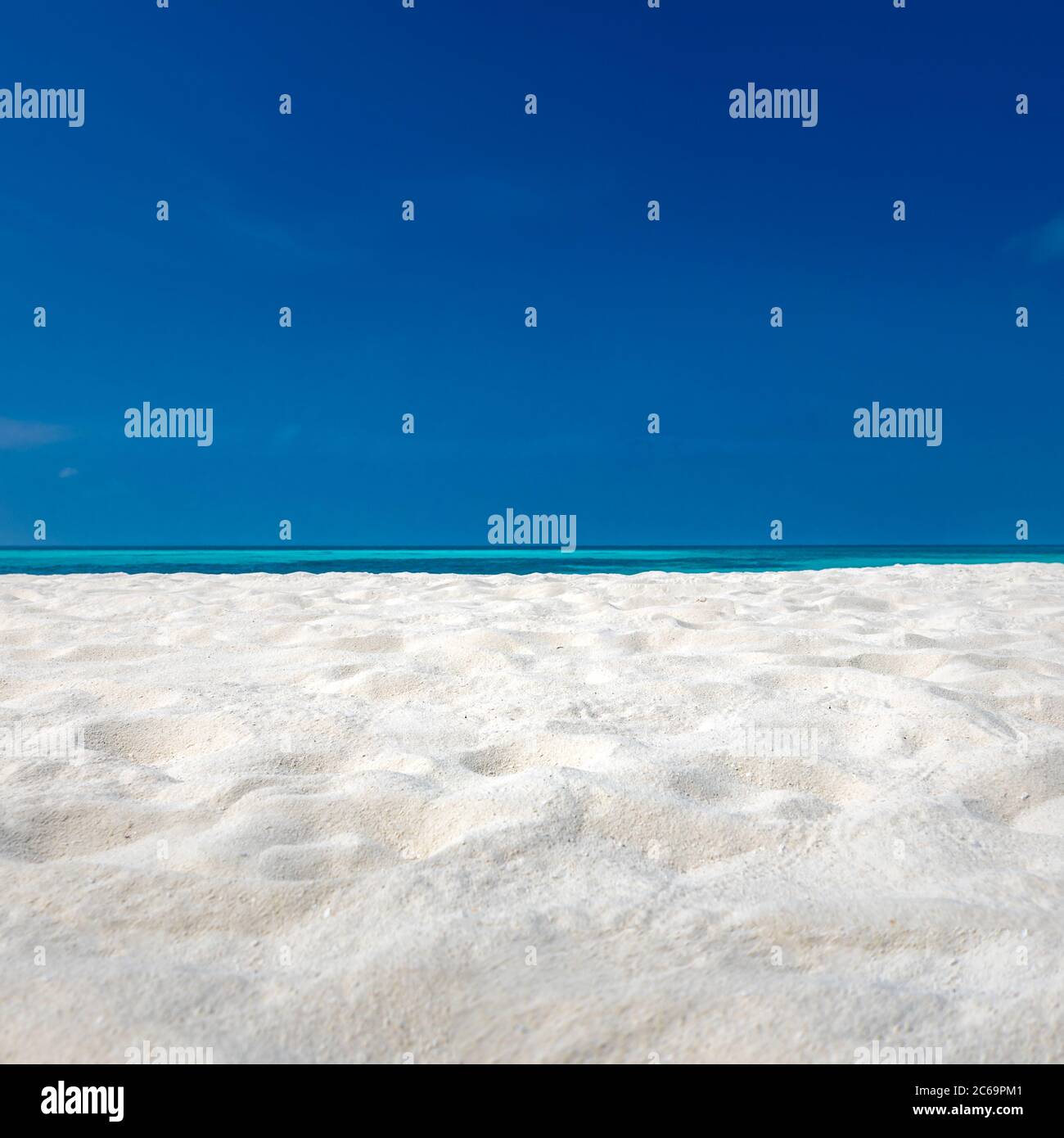 Une plage tranquille parfaite, la lumière douce du soleil et le sable blanc et la mer bleue sans fin comme paysage tropical. Concept ciel de sable de mer. Vacances d'été Banque D'Images