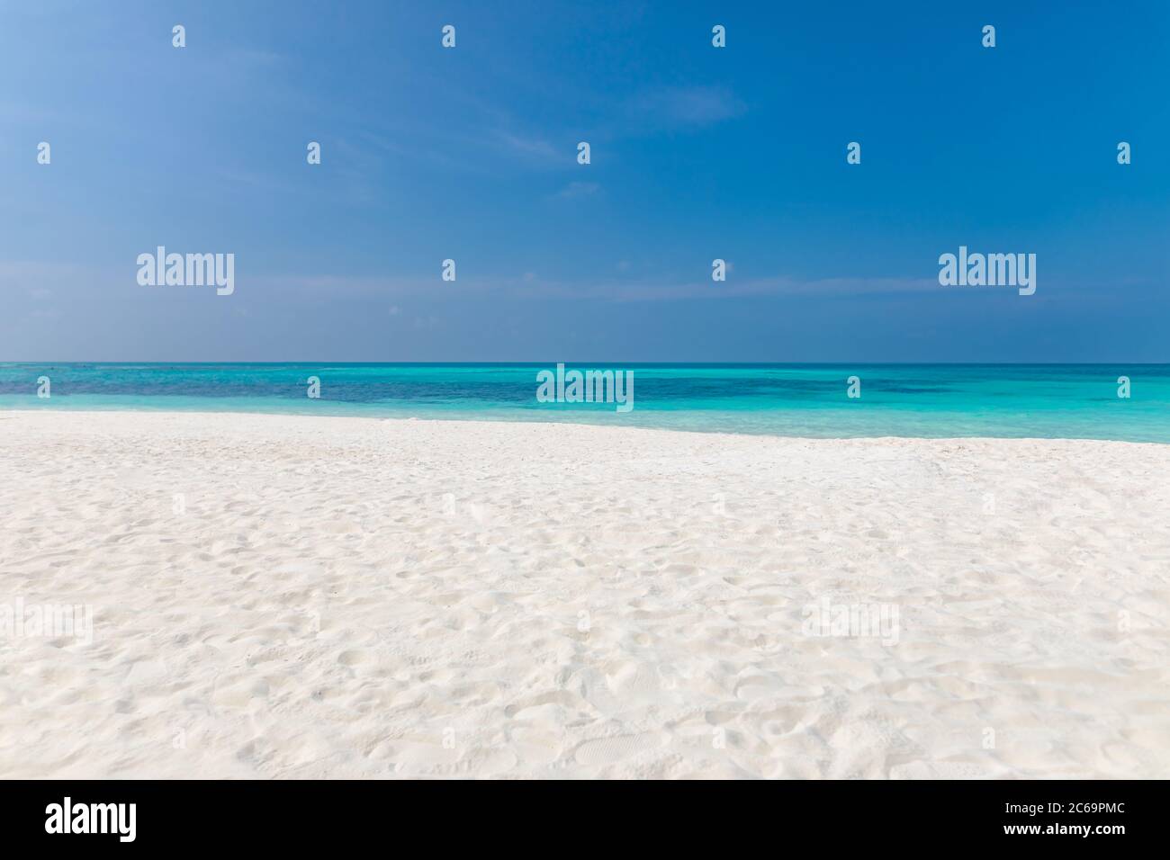 Une plage tranquille parfaite, la lumière douce du soleil et le sable blanc et la mer bleue sans fin comme paysage tropical. Concept ciel de sable de mer. Vacances d'été Banque D'Images