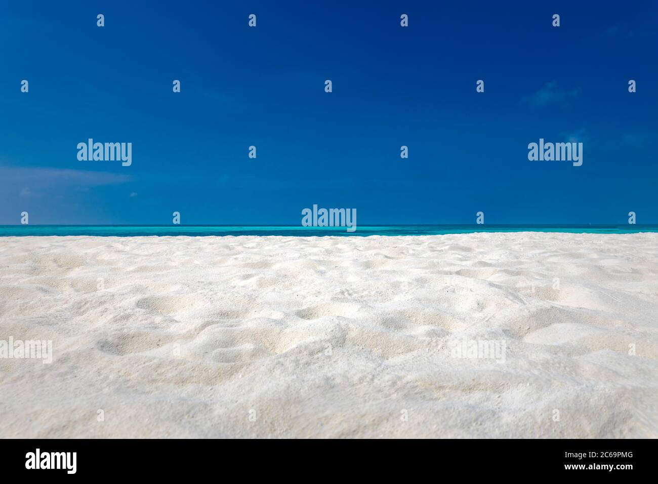 Une plage tranquille parfaite, la lumière douce du soleil et le sable blanc et la mer bleue sans fin comme paysage tropical. Concept ciel de sable de mer. Vacances d'été Banque D'Images