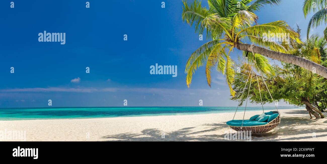 Panorama tropical de la plage comme paysage d'été avec balançoire de plage ou hamac et sable blanc et mer calme pour la bannière de plage. Des vacances parfaites sur la plage Banque D'Images