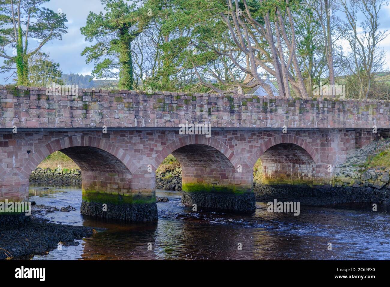 Tons rose clair et vert sur le pont au-dessus de la rivière Dun (rivière Glendun) à Cushman dans le comté d'Antrim en Irlande du Nord Banque D'Images