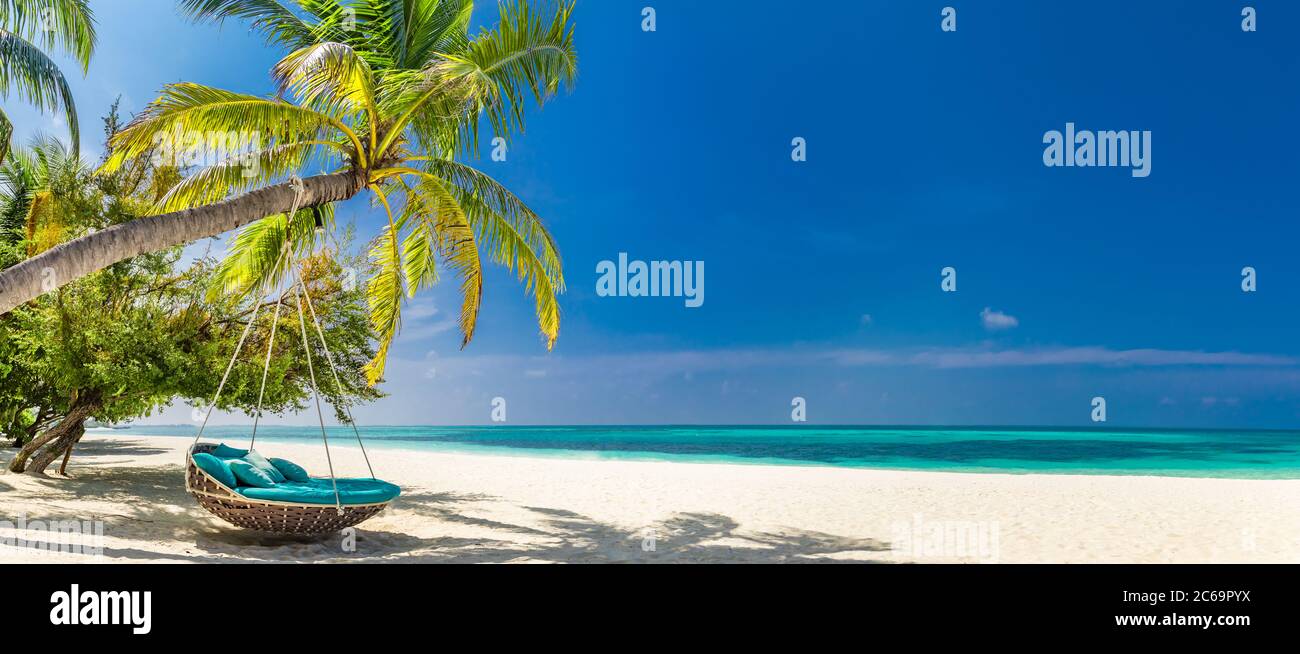 Panorama tropical de la plage comme paysage d'été avec balançoire de plage ou hamac et sable blanc et mer calme pour la bannière de plage. Des vacances parfaites sur la plage Banque D'Images