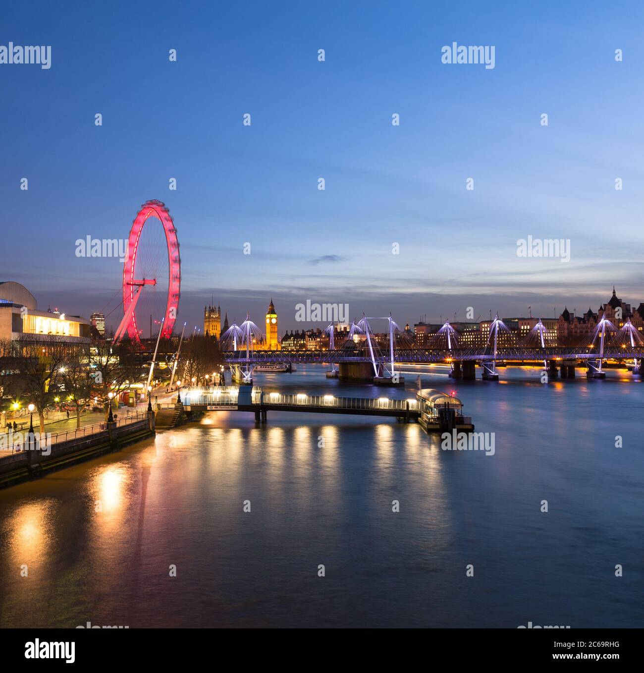LONDRES, Royaume-Uni - 10 MARS 2015 : le Westminster Skyline de l'est montrant le London Eye, le Hungerford Bridge, Westminster et d'autres bâtiments Banque D'Images