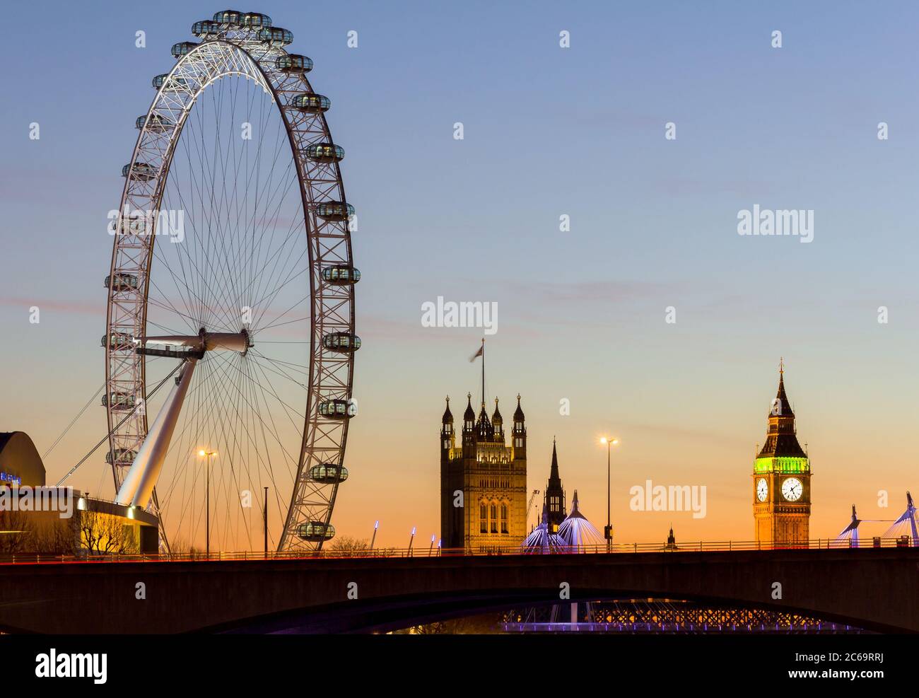 LONDRES, Royaume-Uni - 11 JANVIER 2014 : The London Eye et Big Ben au coucher du soleil de l'autre côté du pont de Waterloo Banque D'Images