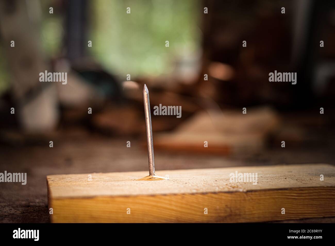 Clou sur bois de planche dans la zone de construction Banque D'Images