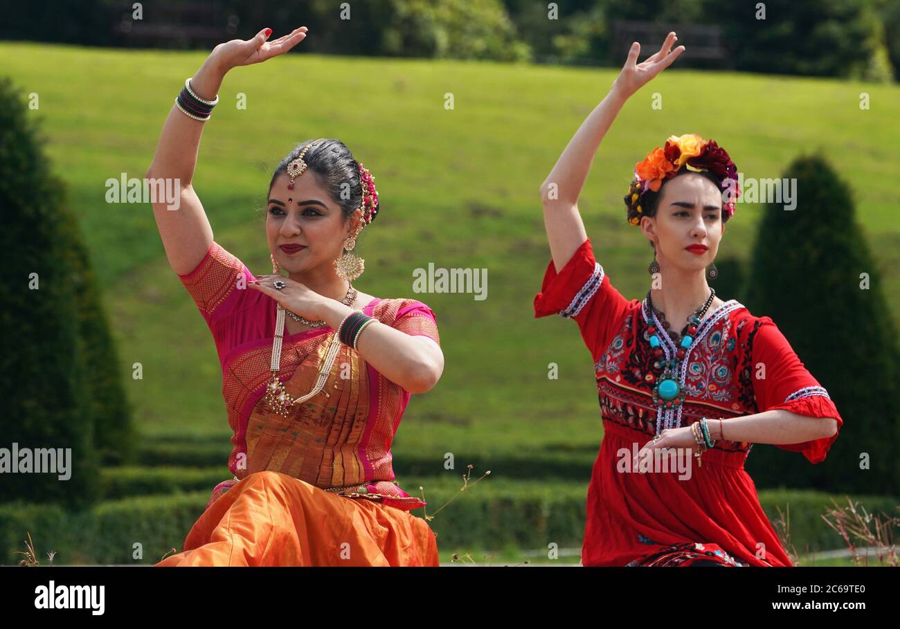 Les danseurs du musée Bowes du château de Barnard, à Durham, exécutent « The Two Fridas », une œuvre de danse et de théâtre qui englobe la vie et les temps de Frida Kahlo et d'Amrita Sher-Gil, qui mêle patrimoine culturel et les styles de danse du Mexique, de la Hongrie et de l'Inde. Banque D'Images