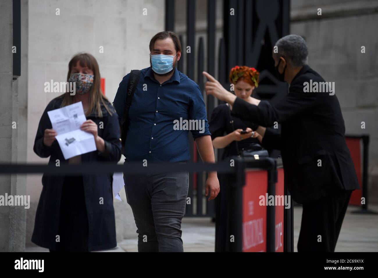 Les gens qui se trouvent à la National Gallery de Londres qui ouvre après des mois de fermeture après la levée de nouvelles restrictions de verrouillage du coronavirus en Angleterre. Banque D'Images