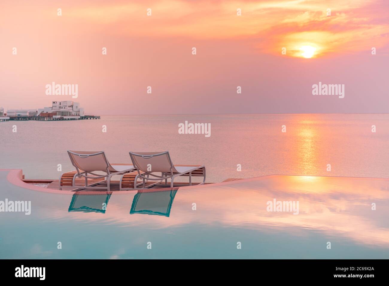 Table à manger au coucher du soleil. Dîner romantique sur la plage, magnifique coucher de soleil sur la mer. Ambiance romantique, vacances de voyage en couple Banque D'Images