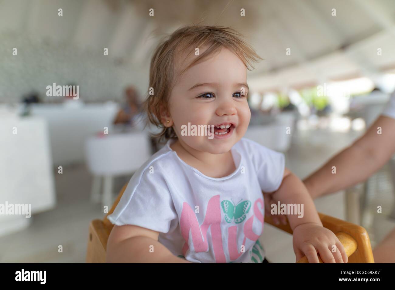 Adorable petite fille mangeant des légumes sains et des pommes de terre frites malsaines. Mignon bébé heureux enfant prenant la nourriture de plat à la garderie ou à la garderie Banque D'Images