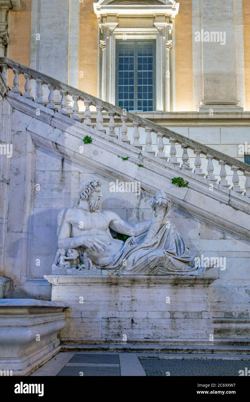 Italie, Latium, Rome, colline du Capitole, Piazza del Campidoglio, Palazzo Senatorio, Fontaine de la Déesse de Rome, représentant le Tibre Banque D'Images