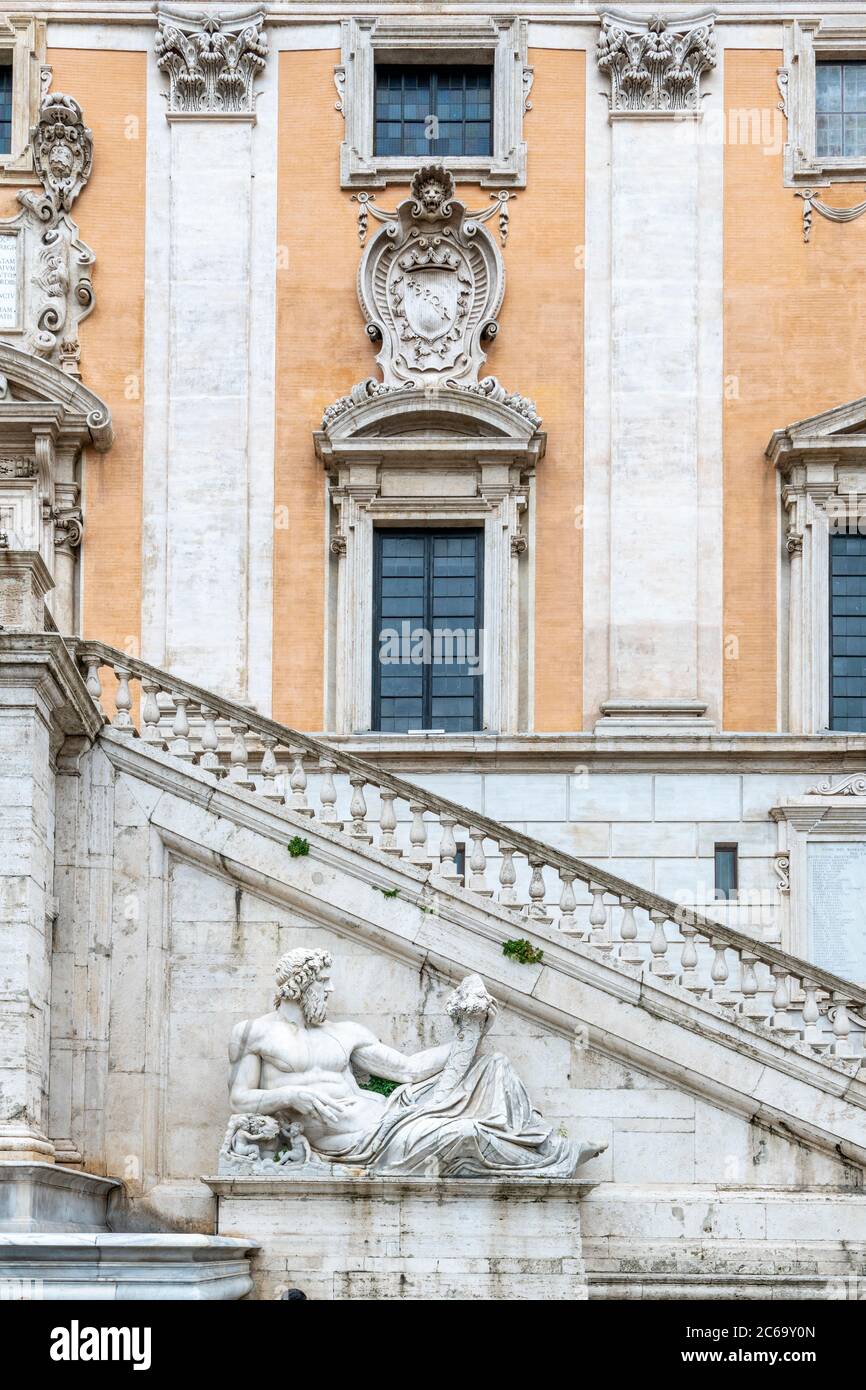 Italie, Latium, Rome, colline du Capitole, Piazza del Campidoglio, Palazzo Senatorio, Fontaine de la Déesse de Rome, représentant le Tibre Banque D'Images