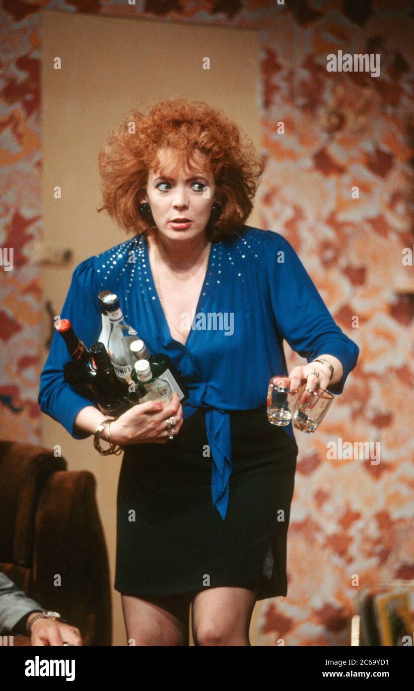 Alison Steadman (mari Hoff) dans LA MONTÉE ET LA CHUTE DE LA PETITE VOIX par Jim Cartwright au théâtre Cottesloe, National Theatre (NT), Londres SE1 16/06/1992 musique: Terry Davies design: William Dudley éclairage: Mick Hughes mouvement: Jane Gibson réalisateur: Sam Mendes Banque D'Images