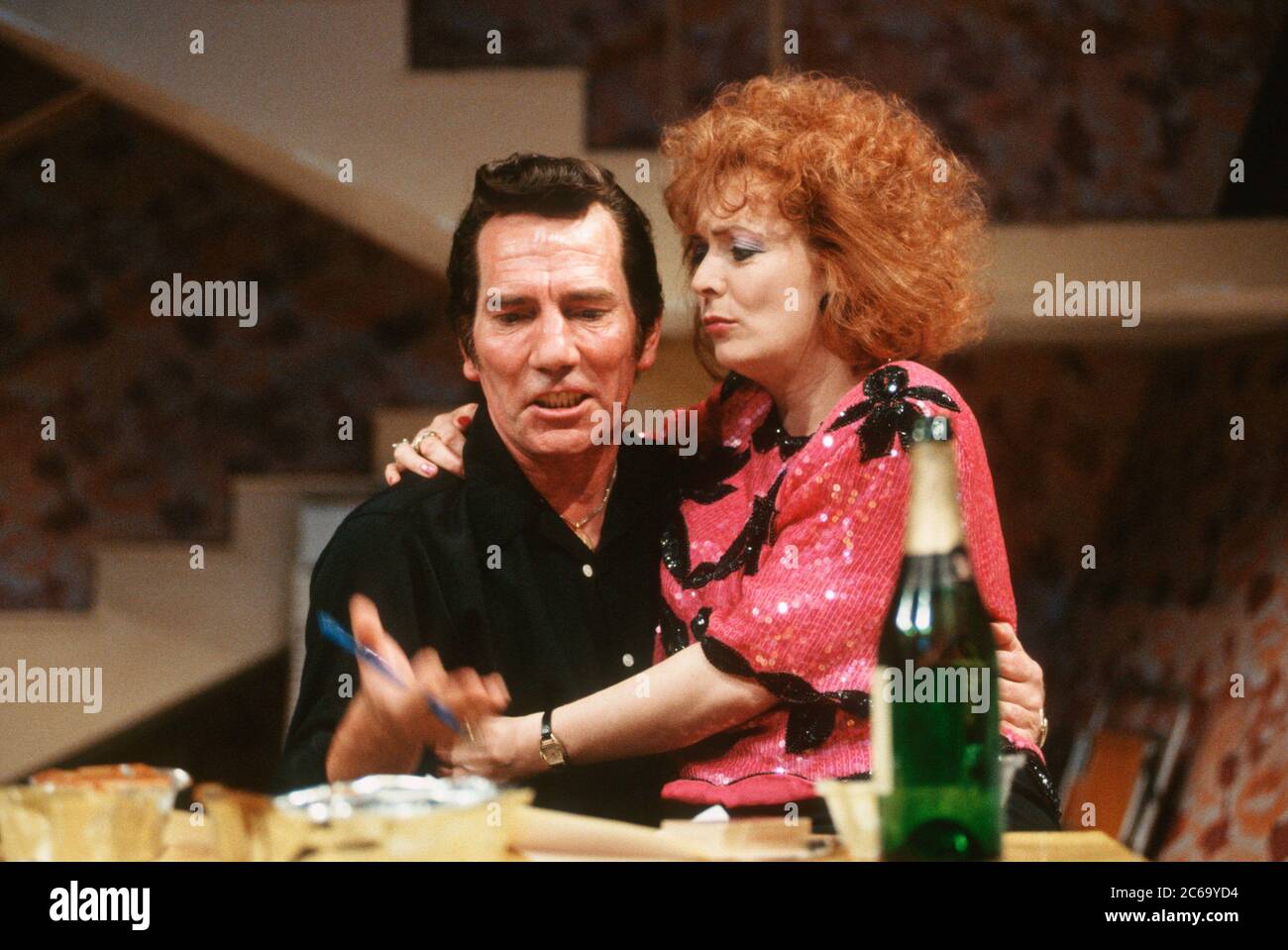 Alison Steadman (mari Hoff), Pete Postlethwaite (Ray Say) dans LA MONTÉE ET LA CHUTE DE LA PETITE VOIX par Jim Cartwright au Cottesloe Theatre, National Theatre (NT), Londres SE1 16/06/1992 musique: Terry Davies design: William Dudley éclairage: Mick Hughes mouvement: Jane Gibson réalisateur: Sam Mendes Banque D'Images