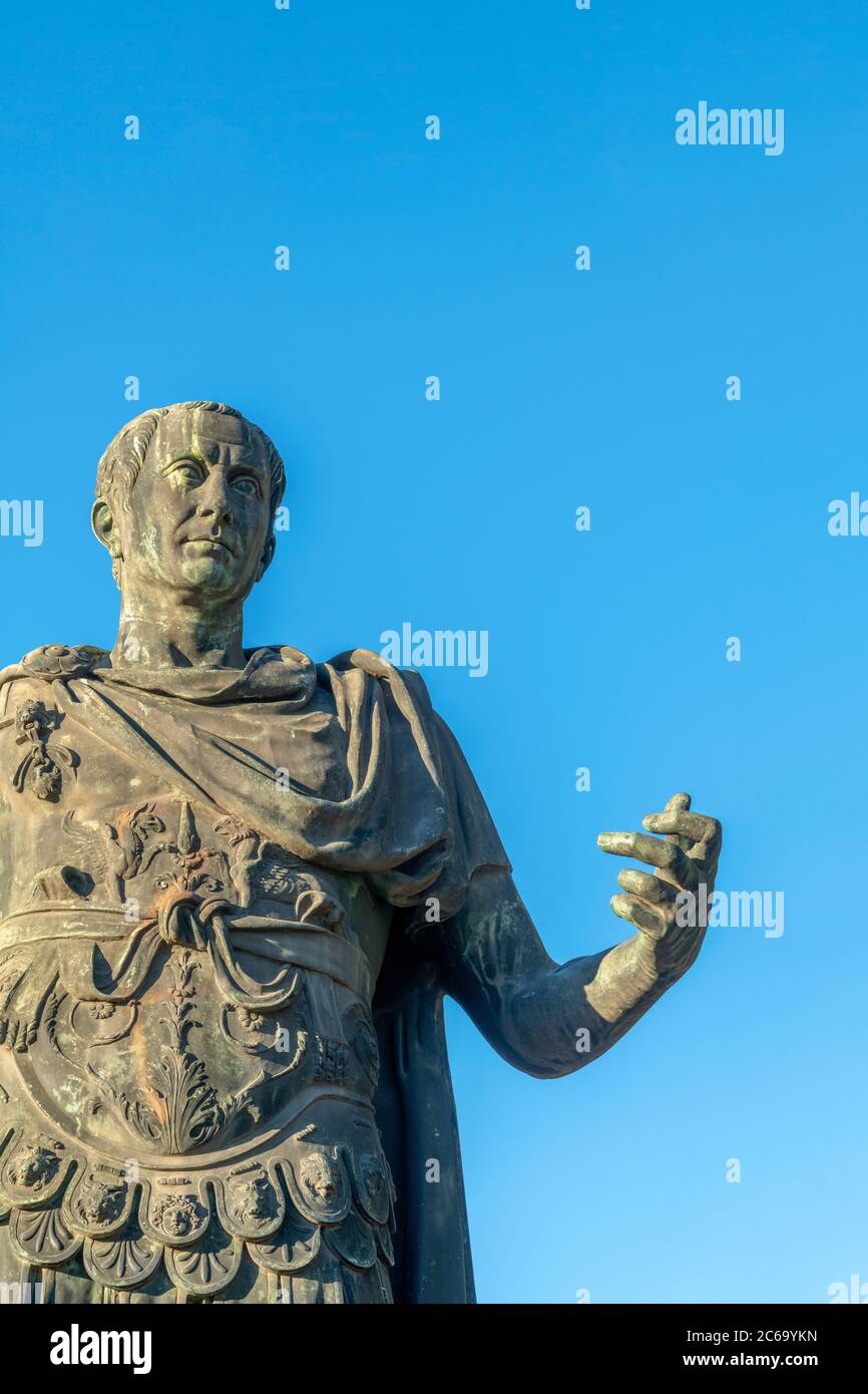 Italie, Latium, Rome, via dei Fori Imperiali, statue de Jules César Banque D'Images