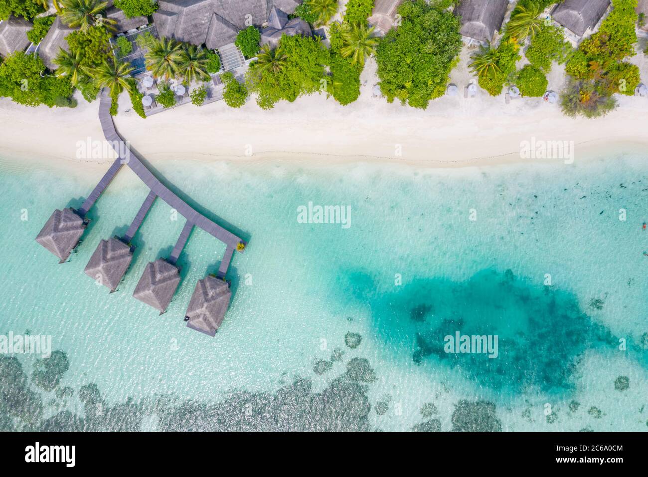 Paysage aérien parfait, complexe tropical de luxe ou hôtel avec villas d'eau et beau paysage de plage. Vue imprenable sur les oiseaux aux Maldives, paysage Banque D'Images
