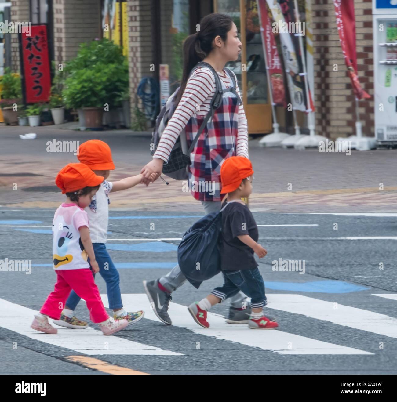 Bébés de pépinière japonais dans une sortie à la rue Kamimeguro, Tokyo, Japon. Banque D'Images