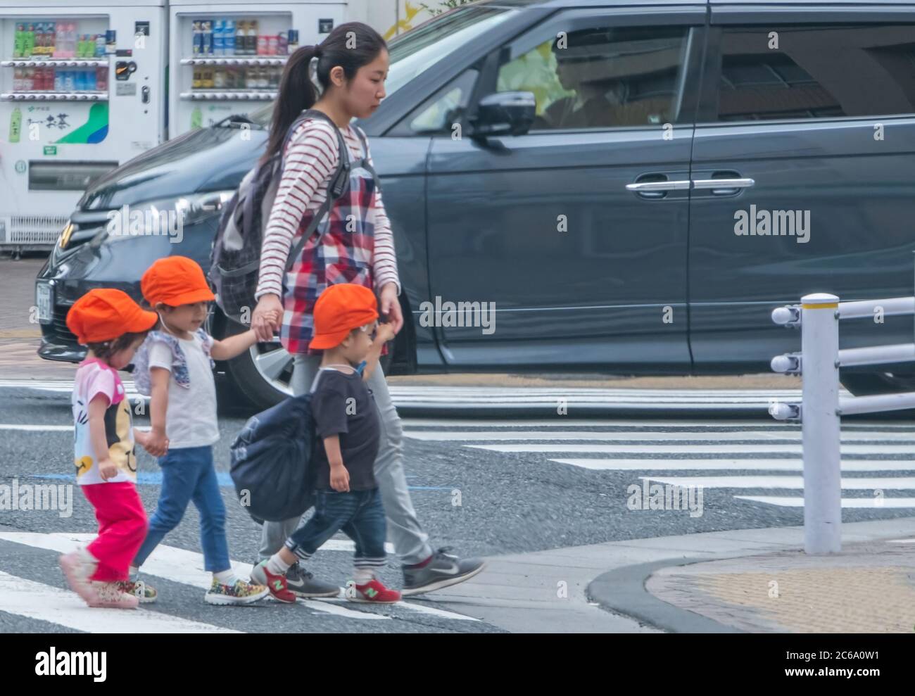 Bébés de pépinière japonais dans une sortie à la rue Kamimeguro, Tokyo, Japon. Banque D'Images