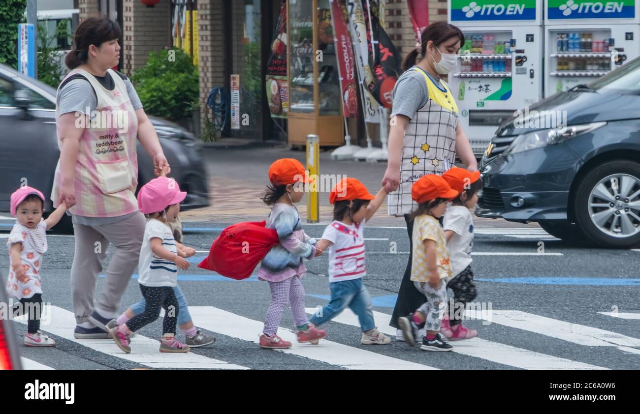 Bébés de pépinière japonais dans une sortie à la rue Kamimeguro, Tokyo, Japon. Banque D'Images