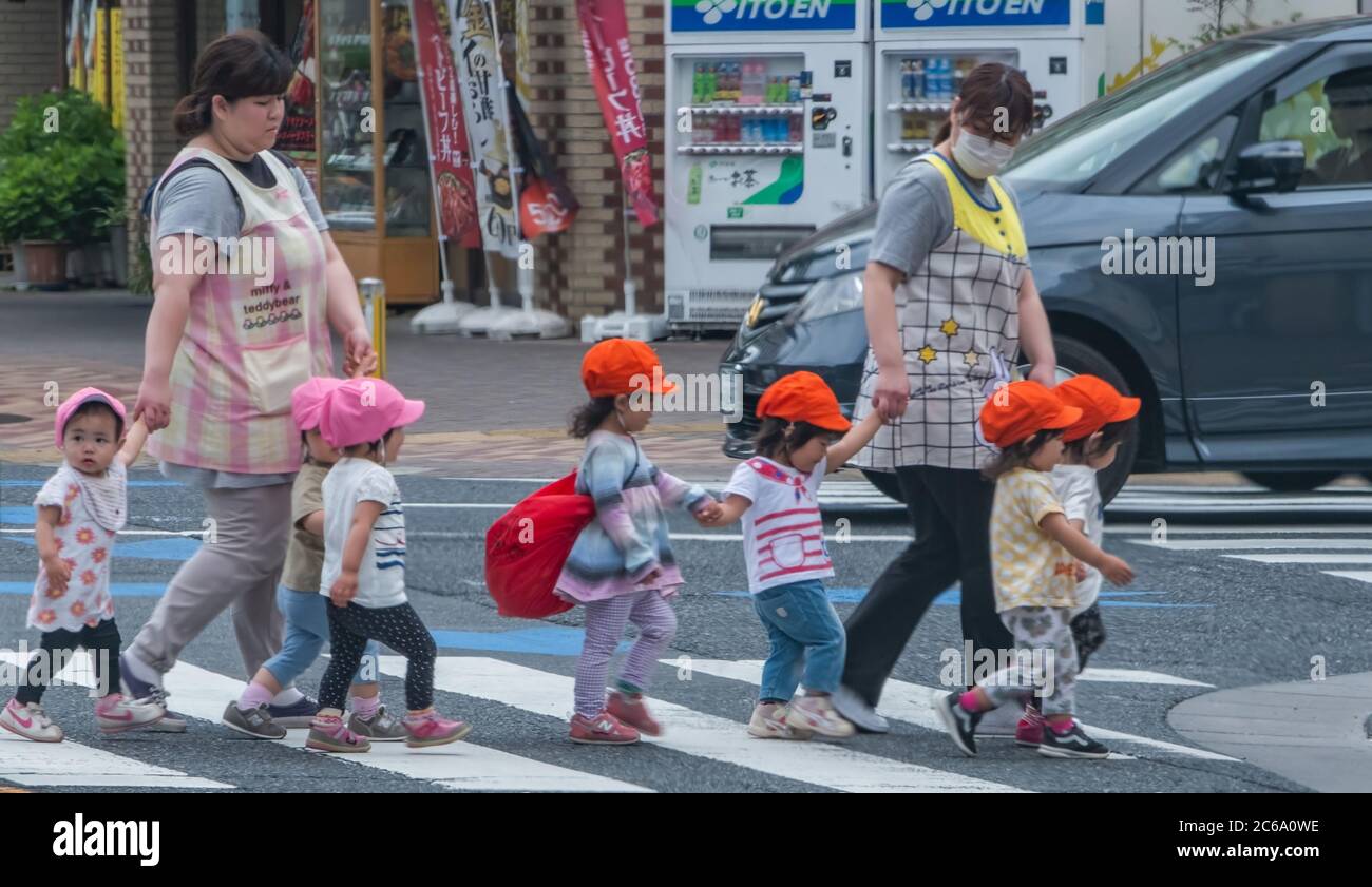 Bébés de pépinière japonais dans une sortie à la rue Kamimeguro, Tokyo, Japon. Banque D'Images