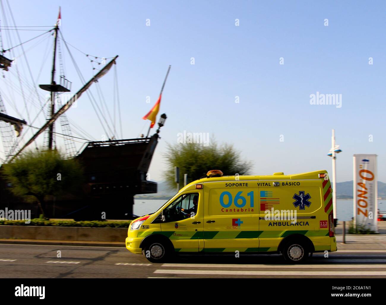 Ambulance Sur Appel D Urgence En Passant La Replique Du Navire Victoria Une Carrack Amarre A Santander Avec La Lumiere Du Soleil Forte Du Matin Photo Stock Alamy